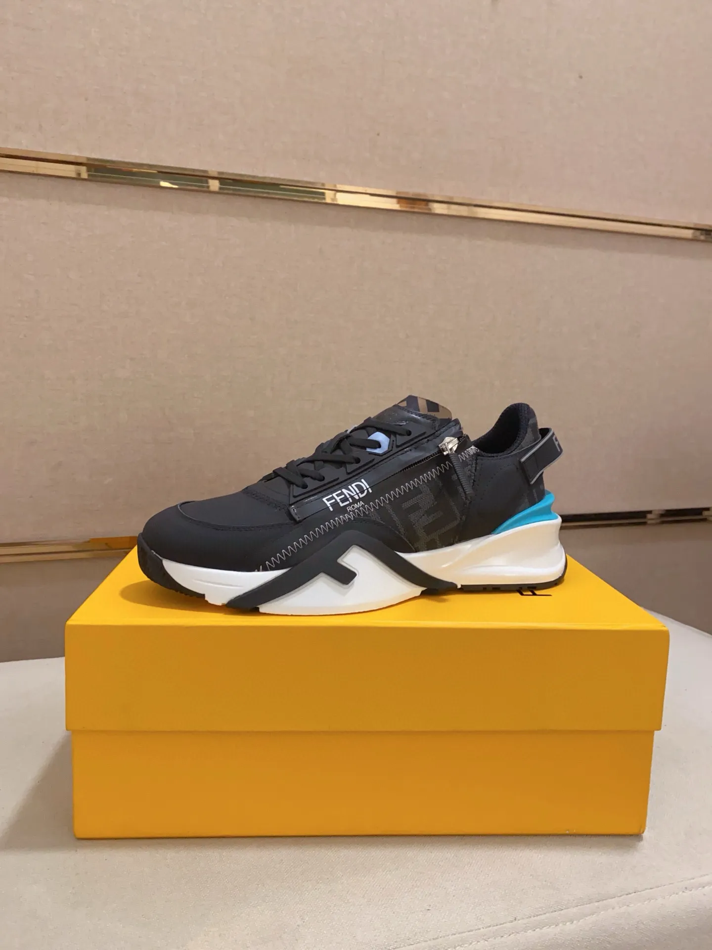 Men's shoes💰: 540💰(Higher version) [Fendi] Fendi's latest casual shoes for men! Available at counters simultaneously! A one-to-one replica of the original. Made entirely of imported top-grain calfskin, the interior is made of top-grain water-dyed cowhide, and the original factory-supplied rubber outsole. Leading new fashion concepts. Matching code: 38-44. 45 can be customized and non-returnable!